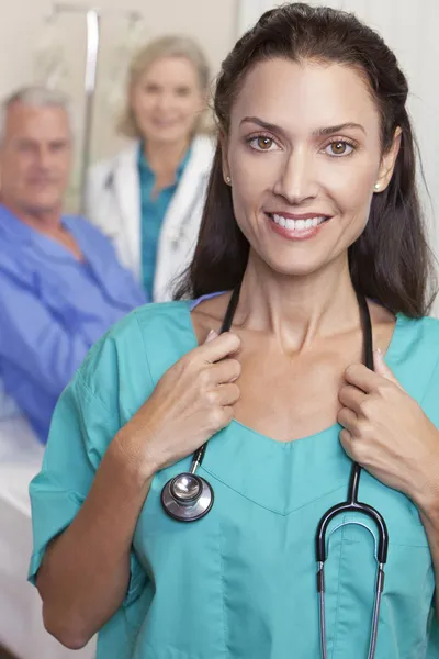 Vrouw artsen & Senior mannelijke patiënt in ziekenhuisbed — Stockfoto