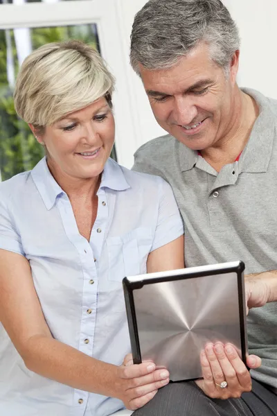 Happy Man & Woman Couple Using Tablet Computer — Stock Photo, Image