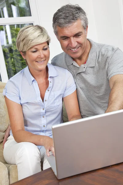 Homem & mulher casal usando computador portátil em casa — Fotografia de Stock