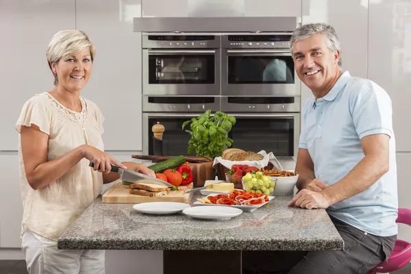 Homem mulher casal fazendo sanduíches na cozinha — Fotografia de Stock