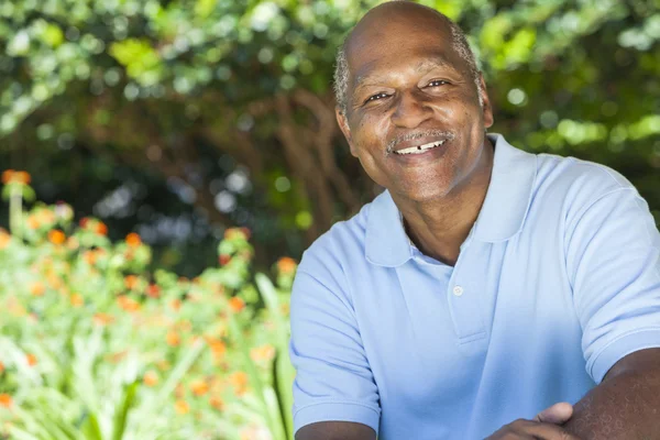 Счастливый старший афроамериканец — стоковое фото