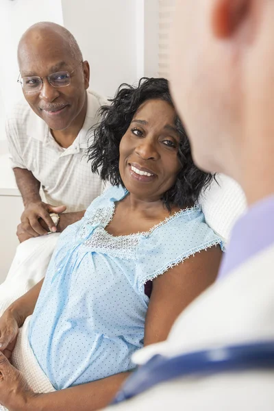Afrikalı-Amerikalı kadın kıdemli hasta hastane yatağında — Stok fotoğraf