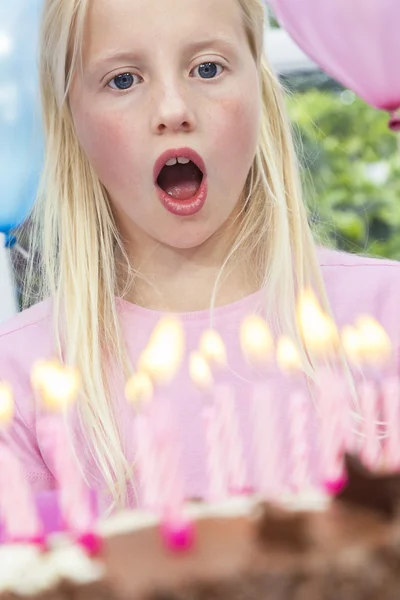 Ragazza bambino soffiando fuori candele torta di compleanno — Foto Stock