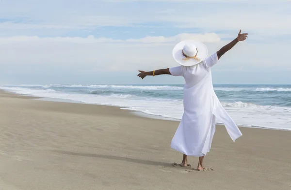 Felice donna afroamericana che balla sulla spiaggia — Foto Stock
