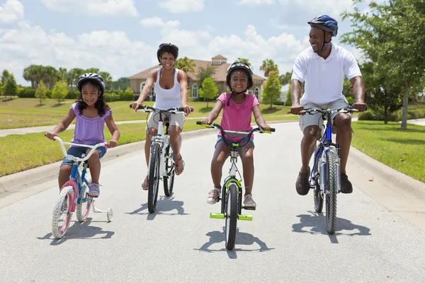 Amerikansk familj föräldrar och barn cykling Stockbild