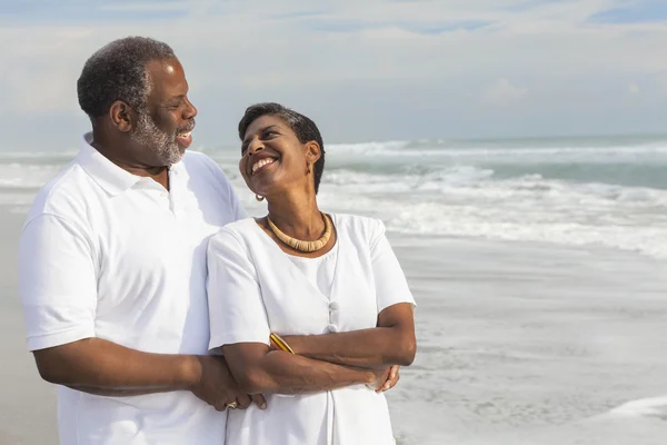 Szczęśliwy senior african american para na plaży Zdjęcie Stockowe