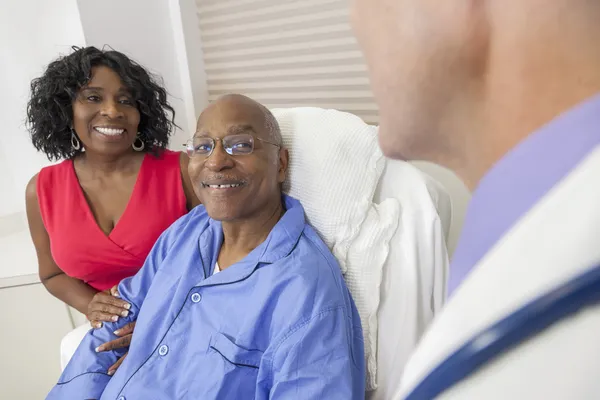 Homme afro-américain supérieur patient dans le lit d'hôpital Image En Vente