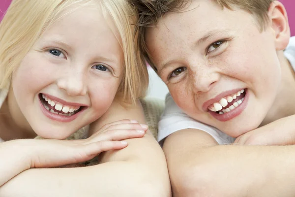 Gelukkige jongen & meisje kinderen broer en zus lachen Rechtenvrije Stockafbeeldingen