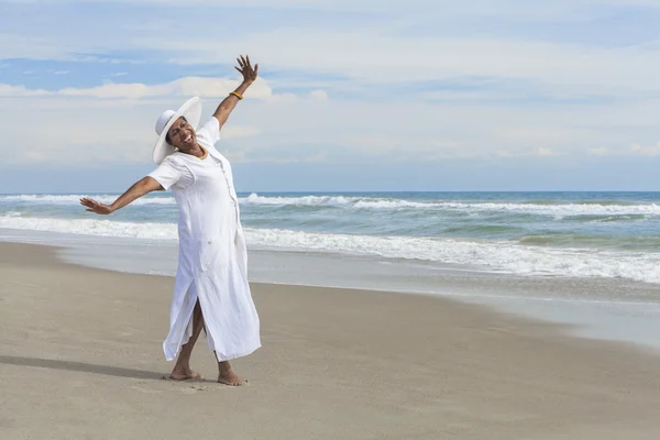 Glücklich afrikanisch-amerikanische Frau tanzt am Strand Stockbild