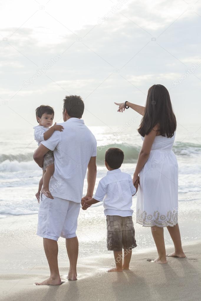 Padres Con Niños Divirtiéndose Juntos Playa Invierno 