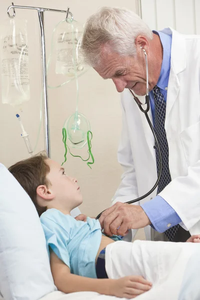 Jeune garçon enfant patient dans le lit d'hôpital et médecin masculin — Photo