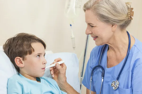 Νοσοκόμα ή γιατρός λήψη της θερμοκρασίας του ασθενούς παιδιού νεαρό αγόρι — Φωτογραφία Αρχείου
