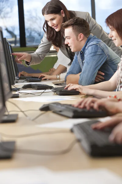 Estudiante y profesor usando computadoras en la universidad — Foto de Stock