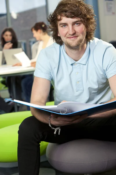 Männlicher Student mit Ordner an der Hochschule — Stockfoto