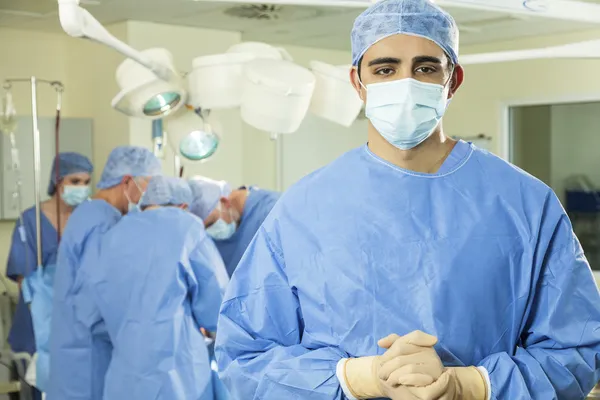 Операционная группа азиатского врача-хирурга — стоковое фото