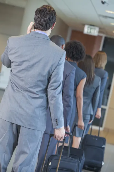 Zakenlieden zakenvrouwen luchthaven reizen — Stockfoto