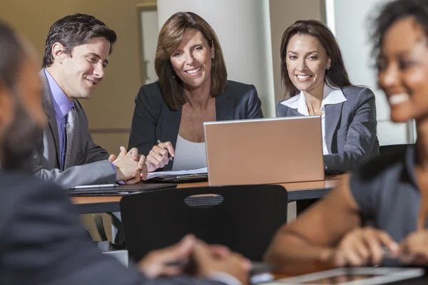 Equipo de negocios que utiliza ordenador portátil en la reunión —  Fotos de Stock