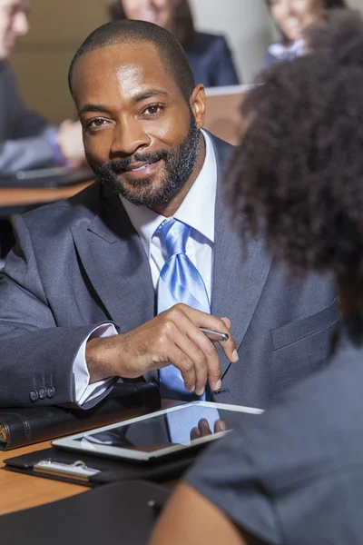 Afrikanisch-amerikanischer Geschäftsmann bei Treffen — Stockfoto