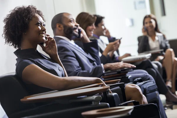 Afroamerikanska kvinna tjej på mobiltelefon flygplats — Stockfoto