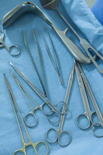 Instrumentos de equipo quirúrgico hospitalario Tabla médica —  Fotos de Stock