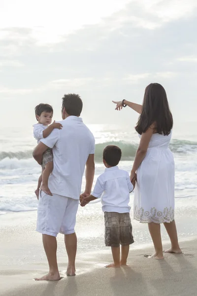 Madre, padre e hijos caminando en familia divirtiéndose en la playa —  Fotos de Stock