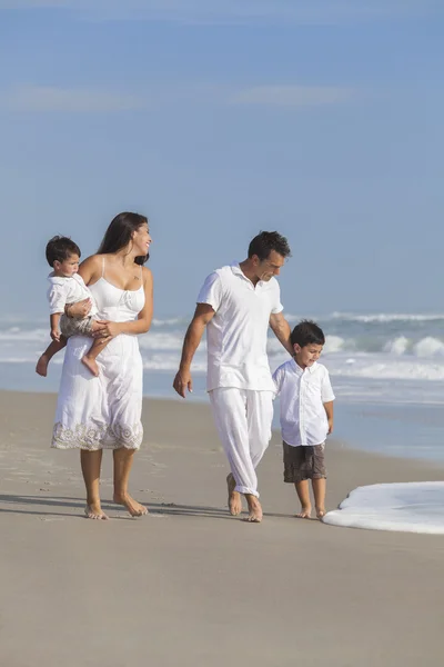 Matka, otec a děti rodinné procházky baví na pláž — Stock fotografie