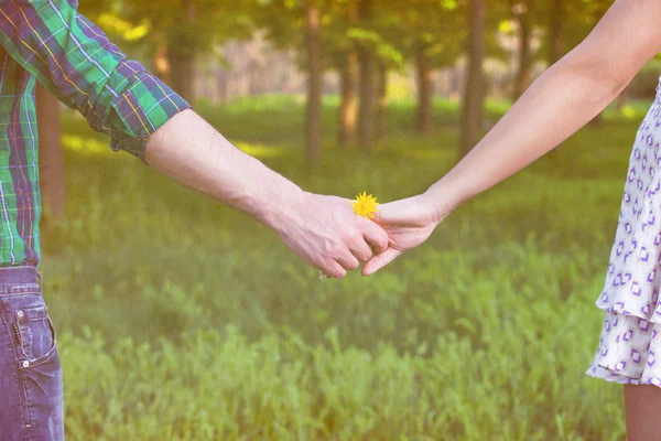 Vintage background with a couple holding hands — Stock Photo, Image