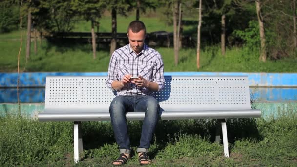 Pareja feliz en el parque jugar a las escondidas — Vídeos de Stock