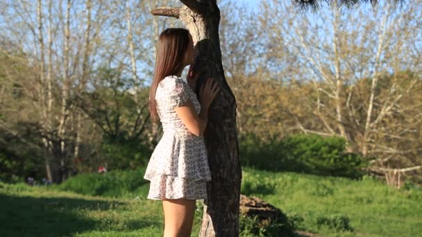 Casal feliz no parque jogar às escondidas — Vídeo de Stock