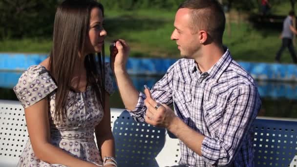 Heureux couple dans le parc — Video