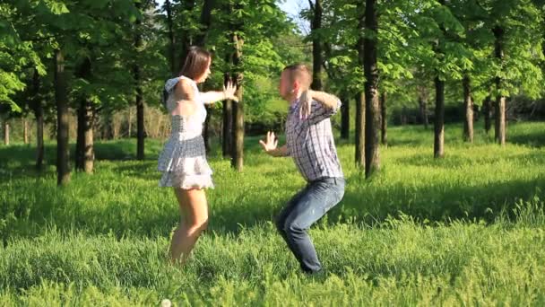 Счастливая пара в парке танцует вместе — стоковое видео