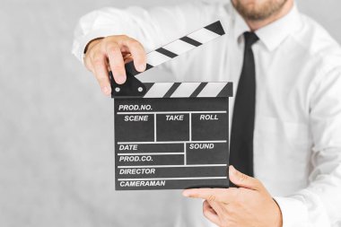 Yönetmenin klasörü bir adamın elindedir. Hafif bir arkaplanda