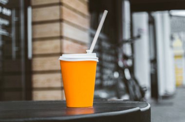 Paket servis için tek kullanımlık bardak, kahve, çay. Bir sokak kafesinin masasında.