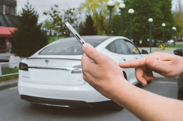 Close Dedo Frente Smartphone Nas Mãos Homem Contra Fundo Carro — Fotografia de Stock