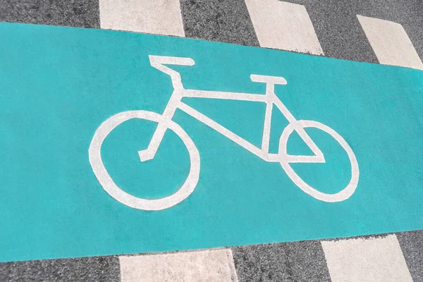 Крупный План Велосипедный Знак Велосипедная Дорожка Пешеходном Переходе Городе — стоковое фото