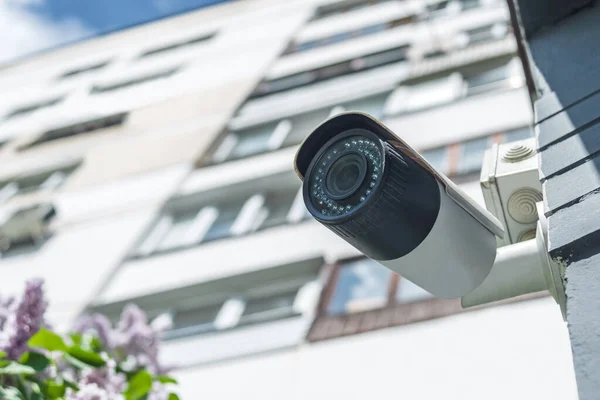 Telecamera Sorveglianza Sullo Sfondo Una Casa Bianca — Foto Stock