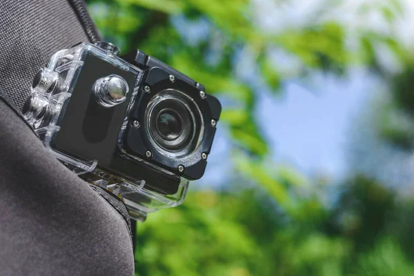 Close Câmera Ação Uma Mochila Contra Pano Fundo Natureza Tropical Imagens De Bancos De Imagens Sem Royalties