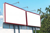 Prázdné billboardy s bílou obrazovkou. Na pozadí přírody a modré oblohy. Obchodní koncept.