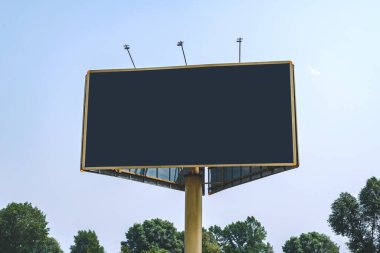 Beyaz ekranlı boş reklam panosu modeli. Doğanın ve mavi gökyüzünün arka planına karşı. İş konsepti. Reklam için boşluk afişini kopyala