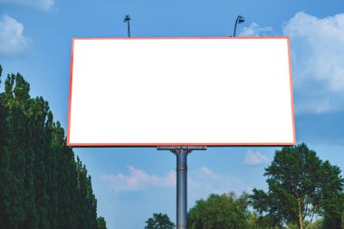 Beyaz ekranlı boş reklam panosu modeli. Doğanın ve mavi gökyüzünün arka planına karşı. İş konsepti. Reklam için boşluk afişini kopyala