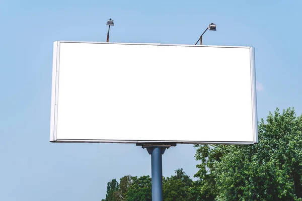 Порожній Макет Рекламного Щита Білим Екраном Тлі Природи Блакитного Неба — стокове фото