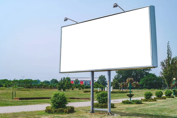 Beyaz ekranlı boş reklam panosu modeli. Doğanın ve mavi gökyüzünün arka planına karşı. İş konsepti. Reklam için boşluk afişini kopyala