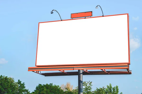 Beyaz ekranlı boş reklam panosu modeli. Doğanın ve mavi gökyüzünün arka planına karşı. İş konsepti. Reklam için boşluk afişini kopyala