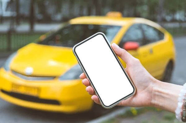 Mockup Smartphone Uma Mão Mulher Contra Pano Fundo Carro Táxi — Fotografia de Stock