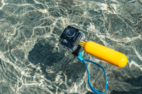 노란색 카메라와 수영장의 — 스톡 사진