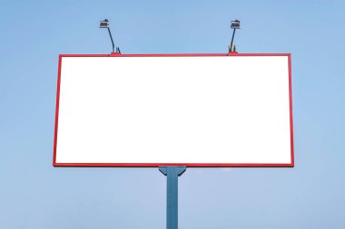 Beyaz ekranlı boş reklam panosu modeli. Doğanın ve mavi gökyüzünün arka planına karşı. İş konsepti. Reklam için boşluk afişini kopyala