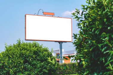 Reklam panosu modeli. Şehrin arka planına karşı. Açık hava reklamcılığı, pazarlama, satış kavramı.