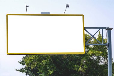 Beyaz ekranlı boş reklam panosu modeli. Doğanın ve mavi gökyüzünün arka planına karşı. İş konsepti. Reklam için boşluk afişini kopyala