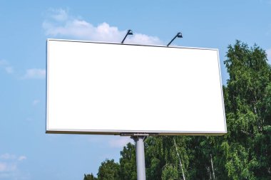 Beyaz ekranlı boş reklam panosu modeli. Doğanın ve mavi gökyüzünün arka planına karşı. İş konsepti. Reklam için boşluk afişini kopyala