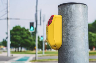 Trafik ışıklarının geçtiği yaya geçidine yakın çekim